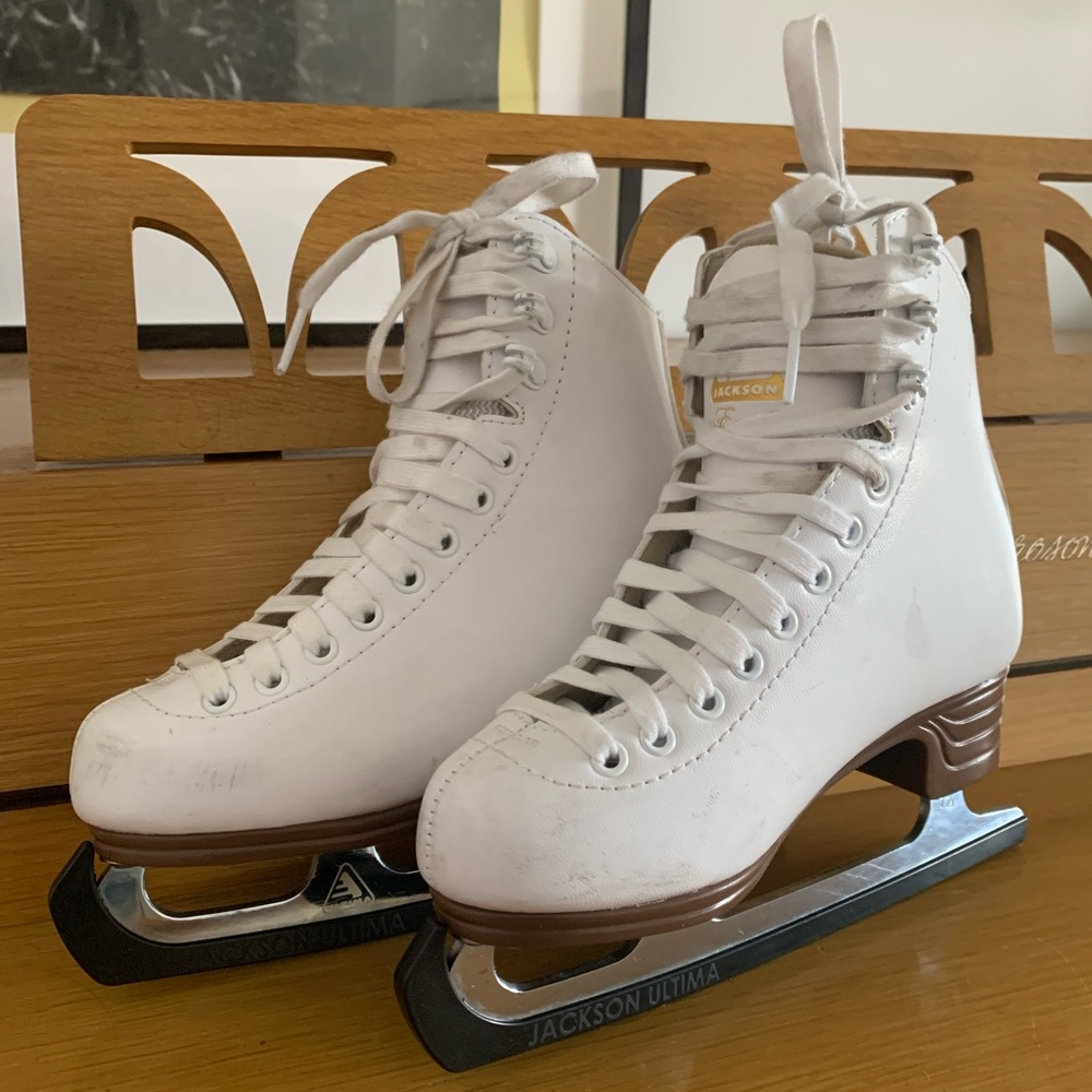 Children’s size 13.5 figure skates/ice skates